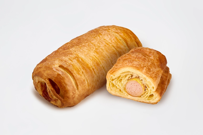 Слойка с сосиской и соусами
